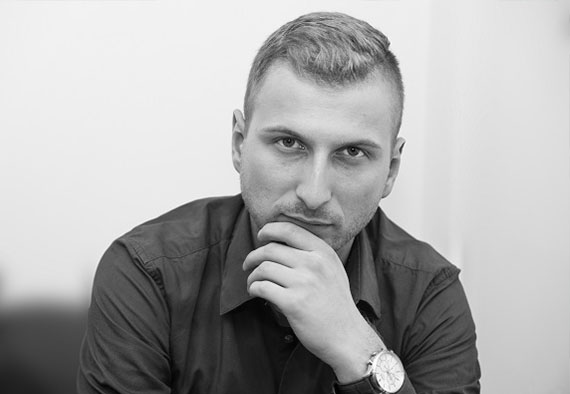 Profesjonalna fotografia ślubna – naturalne kadry, elegancja i emocje, które pozostaną z Wami na zawsze. Wasz dzień uchwycony w wyjątkowy sposób. Profesjonalna sesja rodzinna – uchwycę codzienną radość, czułość i wspólne chwile, które staną się piękną pamiątką na lata. Luksusowa, kobieca sesja boudoir. Studio i doświadczenie pełne pewności siebie oraz pięknych zdjęć.