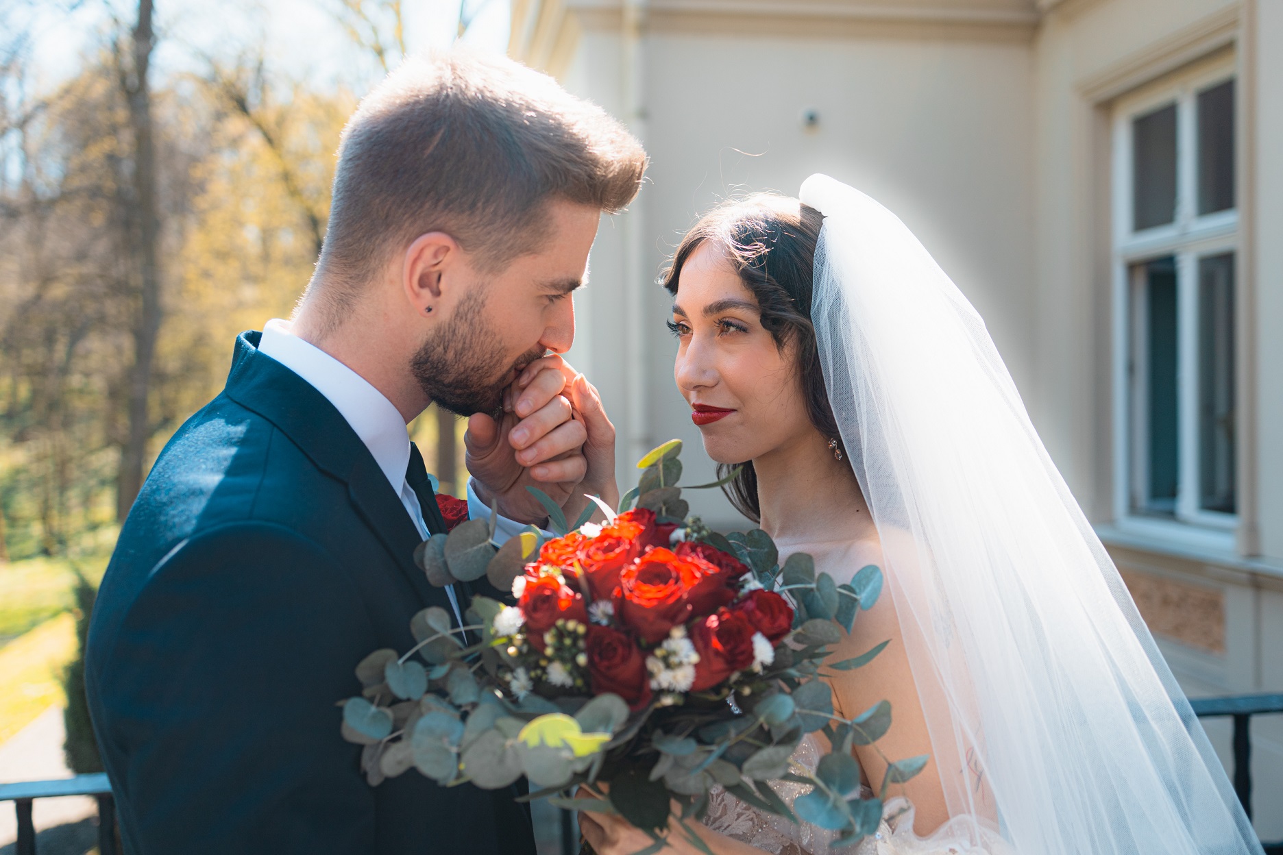 Profesjonalna fotografia ślubna – naturalne kadry, elegancja i emocje, które pozostaną z Wami na zawsze. Wasz dzień uchwycony w wyjątkowy sposób. Profesjonalna sesja rodzinna – uchwycę codzienną radość, czułość i wspólne chwile, które staną się piękną pamiątką na lata. Luksusowa, kobieca sesja boudoir. Studio i doświadczenie pełne pewności siebie oraz pięknych zdjęć.