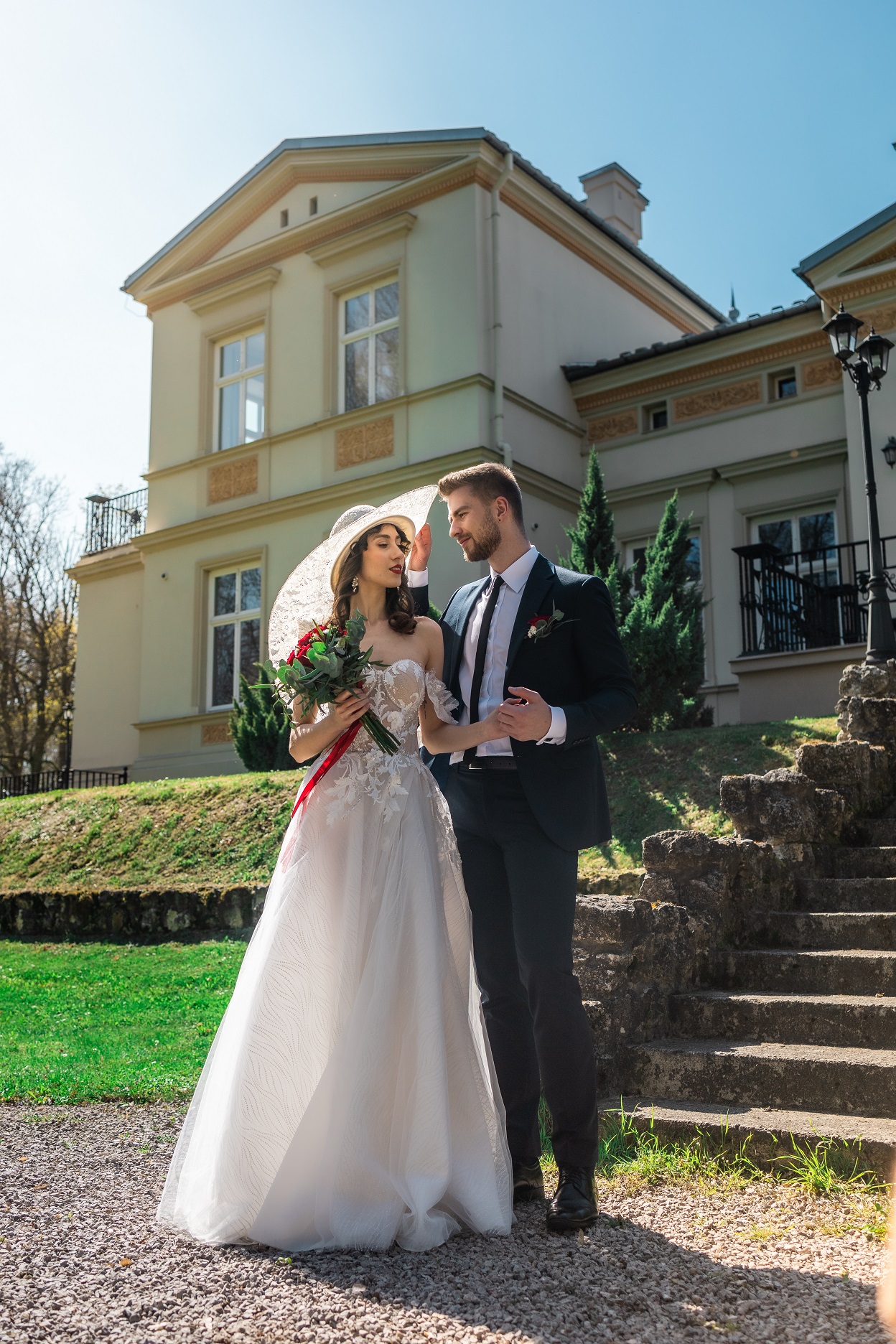 Profesjonalna fotografia ślubna – naturalne kadry, elegancja i emocje, które pozostaną z Wami na zawsze. Wasz dzień uchwycony w wyjątkowy sposób. Profesjonalna sesja rodzinna – uchwycę codzienną radość, czułość i wspólne chwile, które staną się piękną pamiątką na lata. Luksusowa, kobieca sesja boudoir. Studio i doświadczenie pełne pewności siebie oraz pięknych zdjęć.