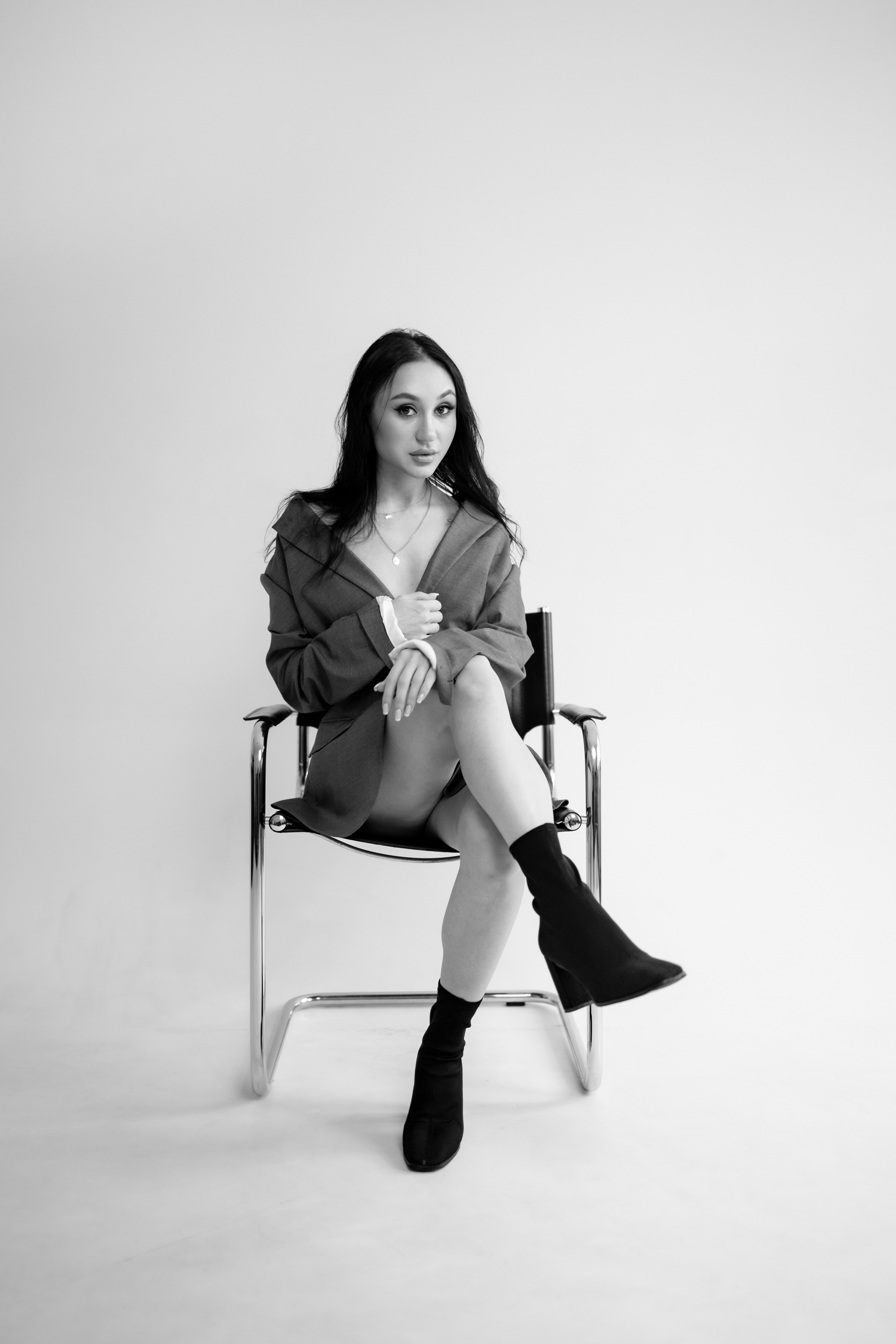 Profesjonalna fotografia ślubna – naturalne kadry, elegancja i emocje, które pozostaną z Wami na zawsze. Wasz dzień uchwycony w wyjątkowy sposób. Profesjonalna sesja rodzinna – uchwycę codzienną radość, czułość i wspólne chwile, które staną się piękną pamiątką na lata. Luksusowa, kobieca sesja boudoir. Studio i doświadczenie pełne pewności siebie oraz pięknych zdjęć.