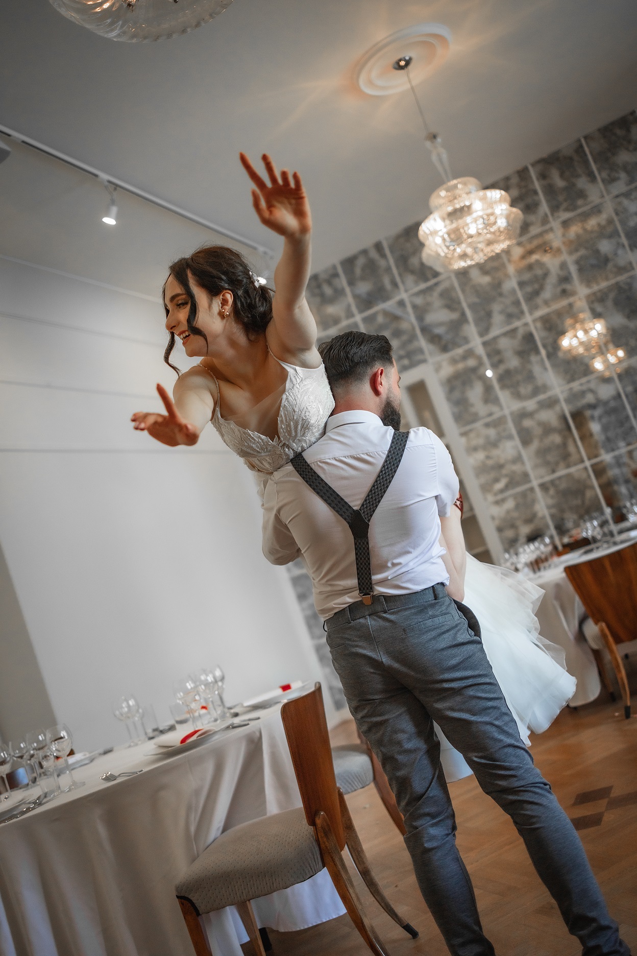 Profesjonalna fotografia ślubna – naturalne kadry, elegancja i emocje, które pozostaną z Wami na zawsze. Wasz dzień uchwycony w wyjątkowy sposób. Profesjonalna sesja rodzinna – uchwycę codzienną radość, czułość i wspólne chwile, które staną się piękną pamiątką na lata. Luksusowa, kobieca sesja boudoir. Studio i doświadczenie pełne pewności siebie oraz pięknych zdjęć.