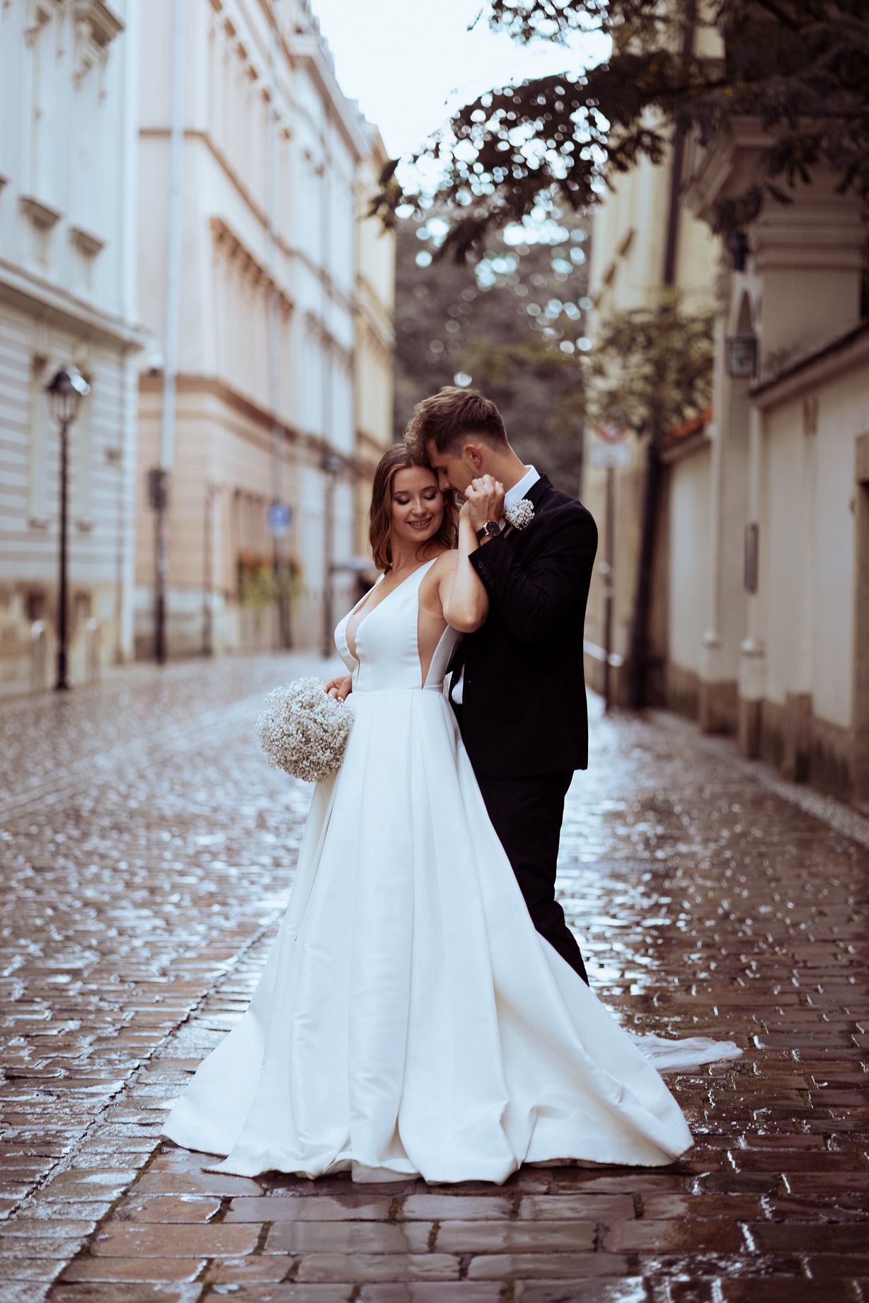 Profesjonalna fotografia ślubna – naturalne kadry, elegancja i emocje, które pozostaną z Wami na zawsze. Wasz dzień uchwycony w wyjątkowy sposób. Profesjonalna sesja rodzinna – uchwycę codzienną radość, czułość i wspólne chwile, które staną się piękną pamiątką na lata. Luksusowa, kobieca sesja boudoir. Studio i doświadczenie pełne pewności siebie oraz pięknych zdjęć.